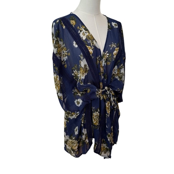 Women's 1X Blue Floral Crochet Lace Kimono Tie Wrap Sheer Plus Relaxed Blouse - Picture 2 of 4